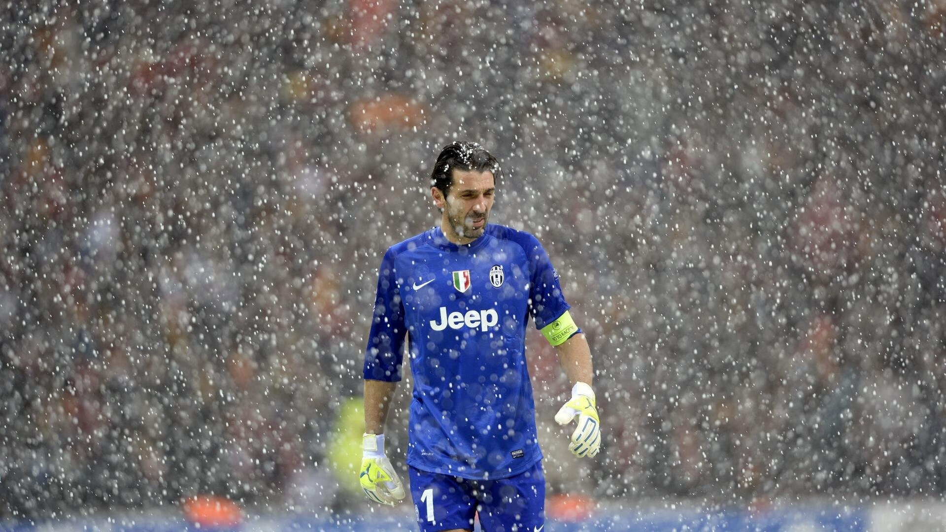 中超球队防守反击战术奏效明显,足球中的防守反击战术