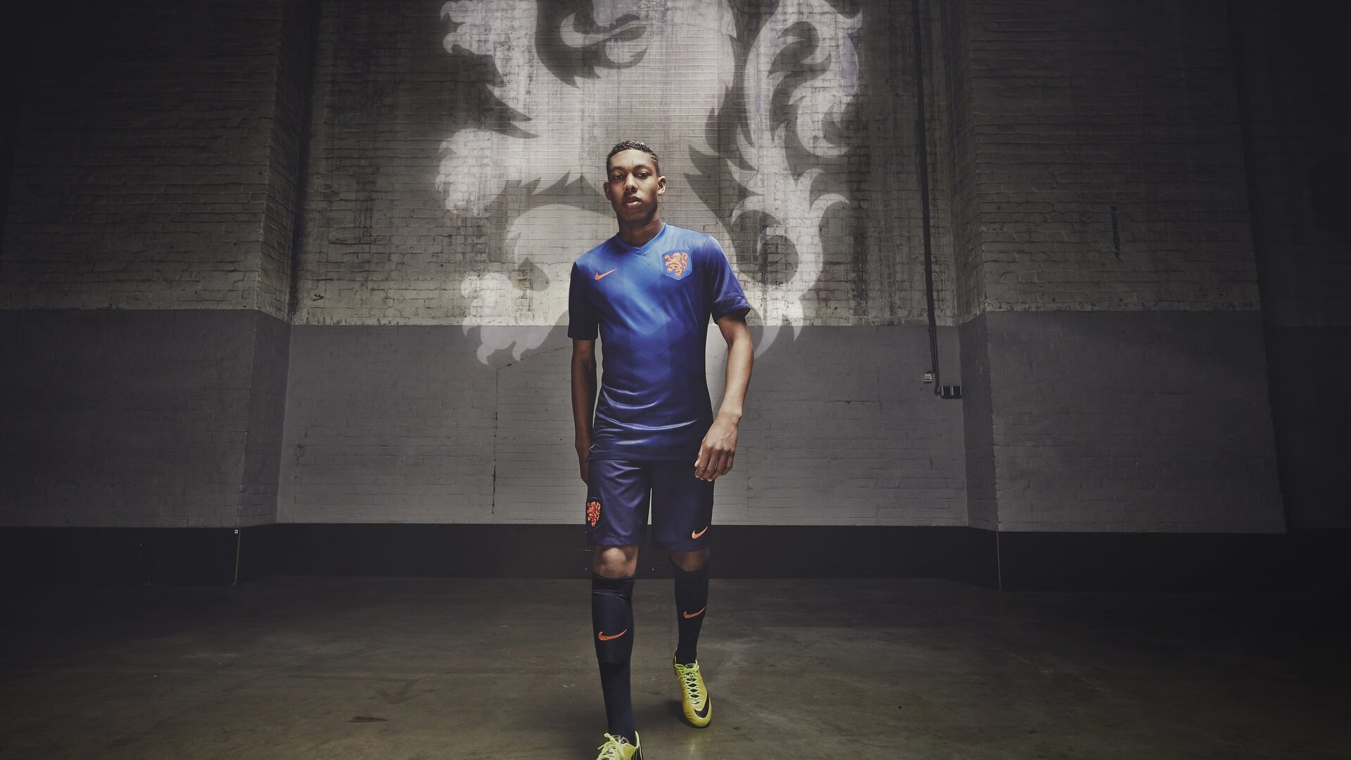 决赛门票一售而空,城市陷入狂欢氛围,决赛流程