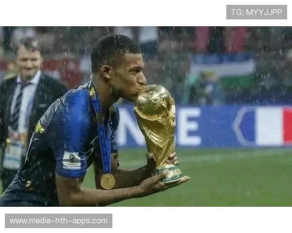 姆巴佩深夜在街头为粉丝签名被保镖拉走的细节曝光 姆巴佩深夜在街头为粉丝签名被保镖拉走的细节曝光