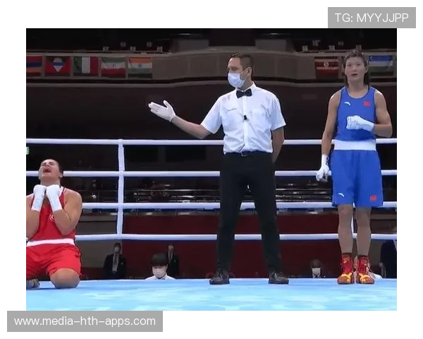 拳击裁判被推倒引发混乱